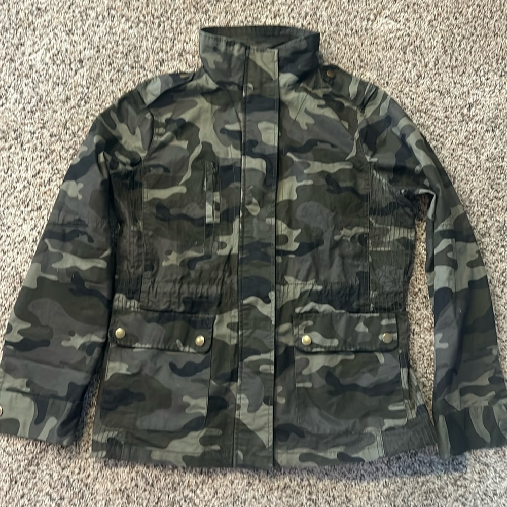 Love Tree L. Camo. Light weight jacket. Zipper&Snap front closure. Elastic back.